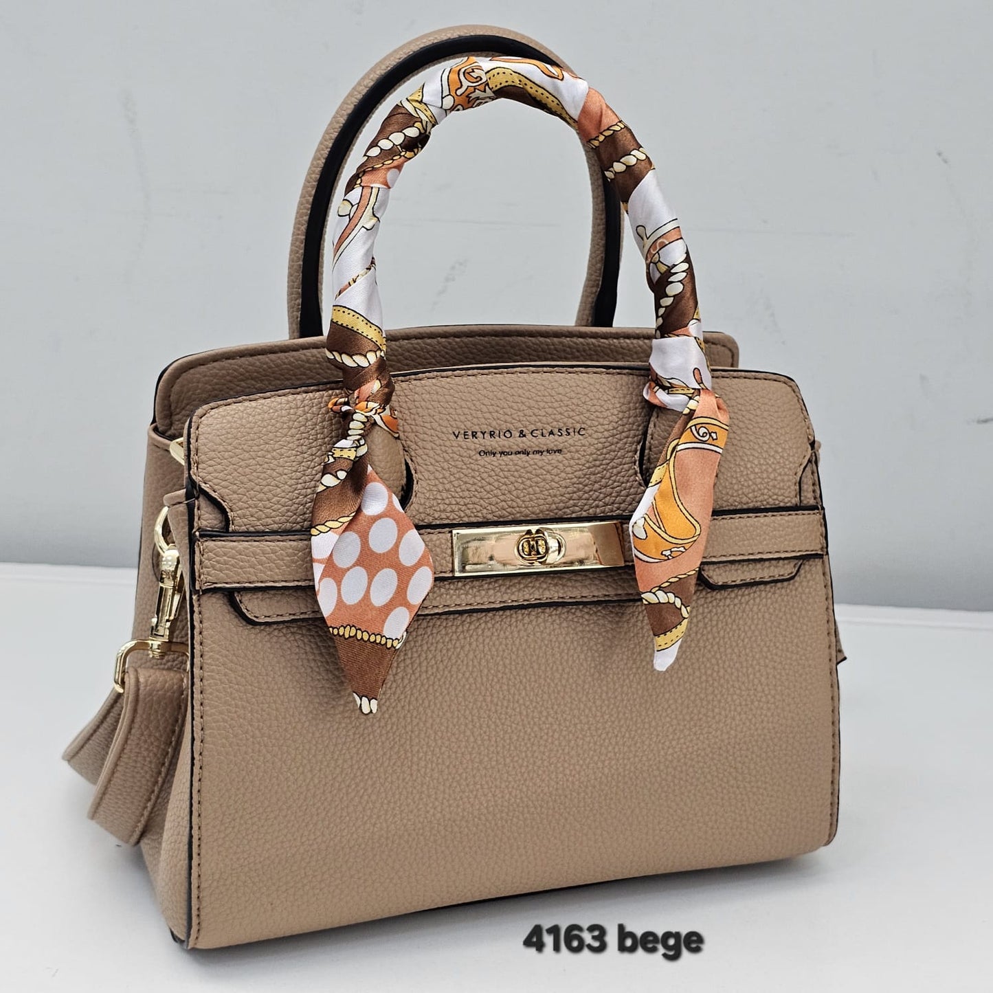 4163 Bolsa Feminina Veryrio com Lenço Decorativo e Detalhe Metálico