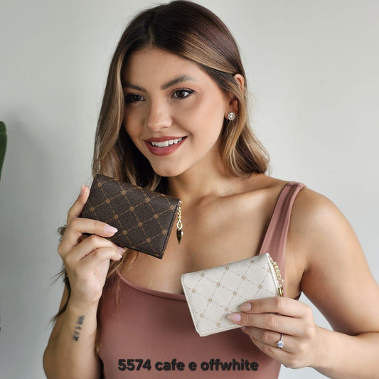 5574 Carteira Feminina Lace Lore BC-5574 Monograma em Poliuretano PU Estampada